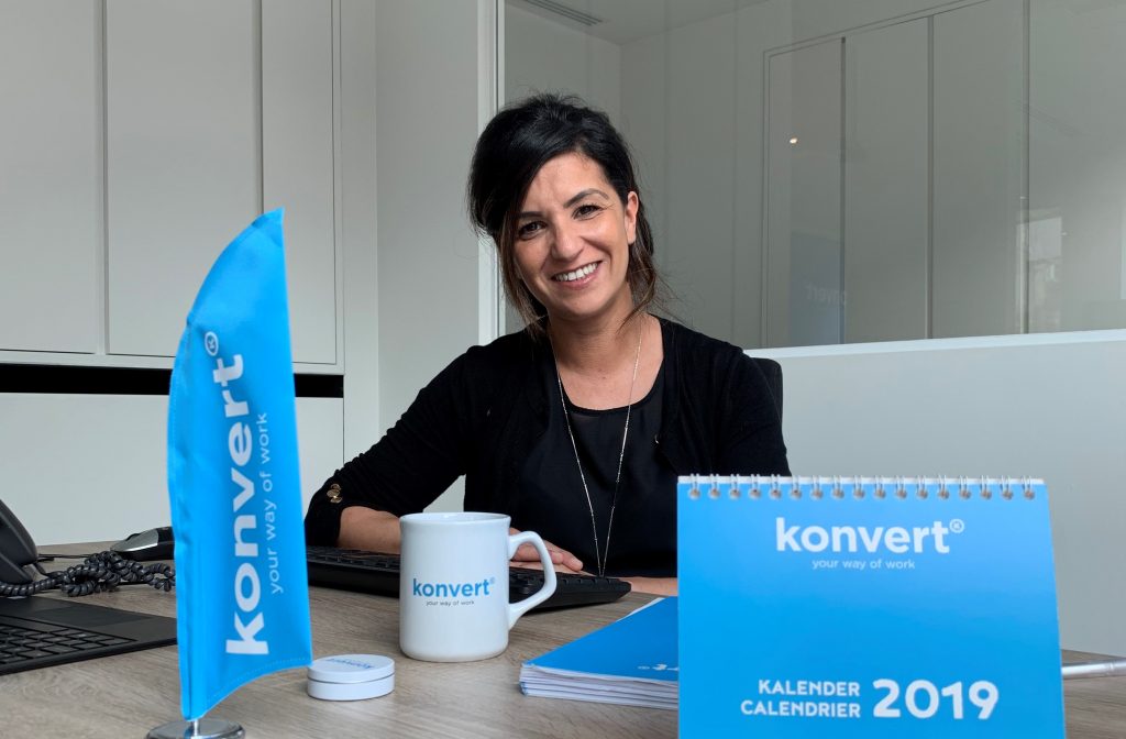 En 60 ans, Konvert a su faire sa place sur le marché de l’intérim belge. Djamila TAÏR, Office Manager, nous explique comment s’adapte l’entreprise face aux évolutions du marché pour apporter les solutions recrutement à ses clients.
