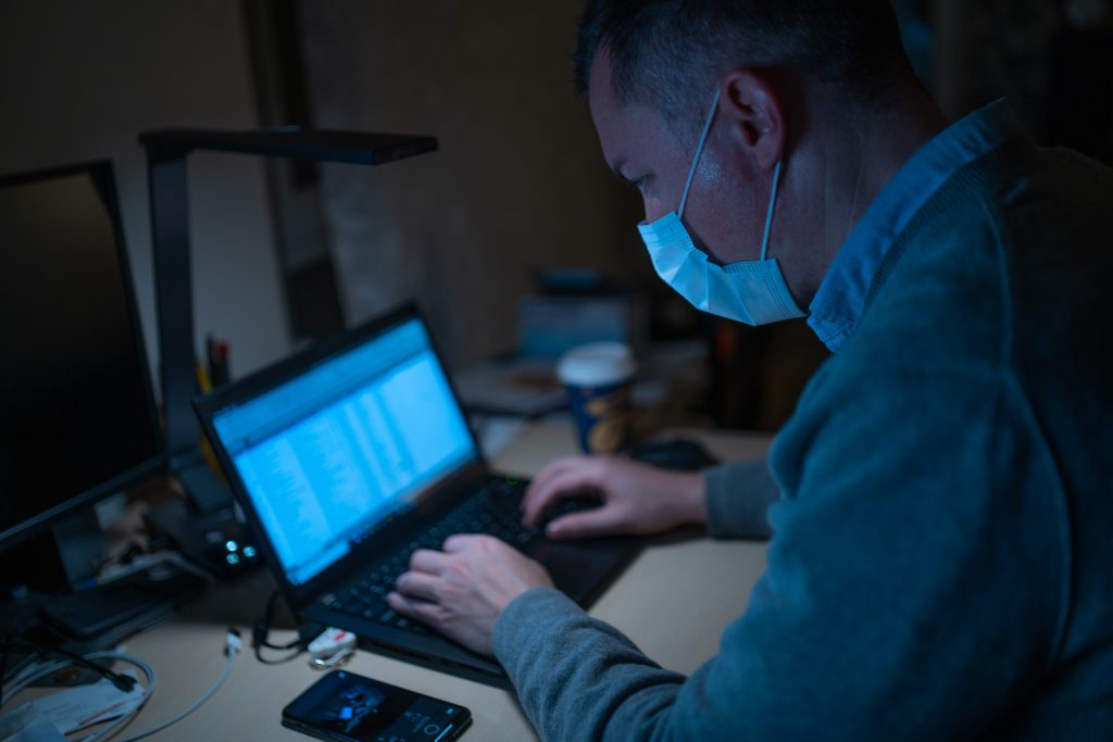 Nous sommes le 11 mai et le déconfinement vient d’être lancé. Comme des milliers de Français, cela sonne le retour au bureau. Comment vous y préparer sereinement ? Comment optimiser ce retour au travail ? Nous vous donnons quelques astuces pour gérer au mieux ce retour au bureau.

Toute l’équipe tenait également à remercier tous ceux qui ont continué à travailler pendant le confinement, pour nous permettre de rester chez nous en toute sécurité.